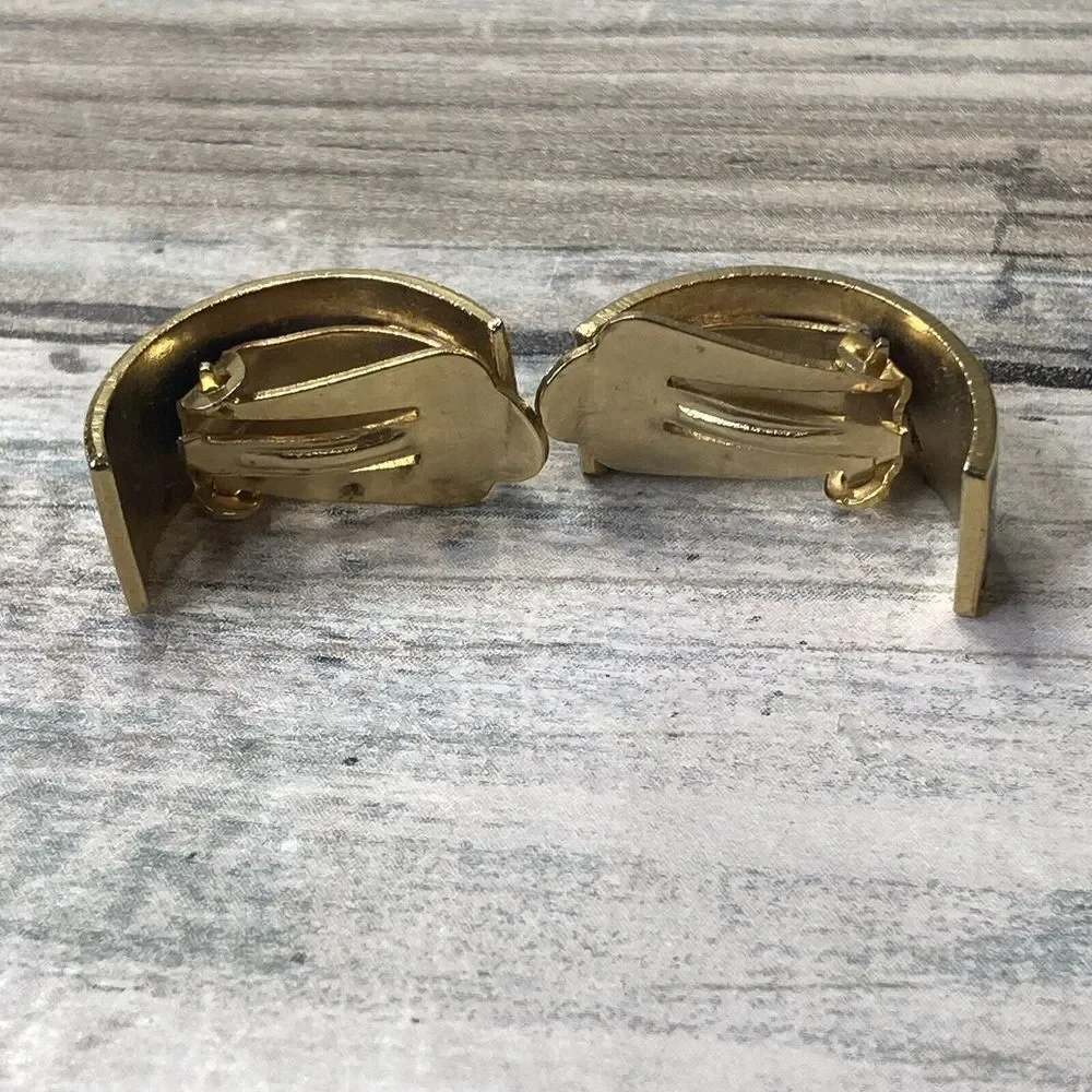 Daisy Flower Green‎ White Earrings gold Tone Huggie Clip-on Estate